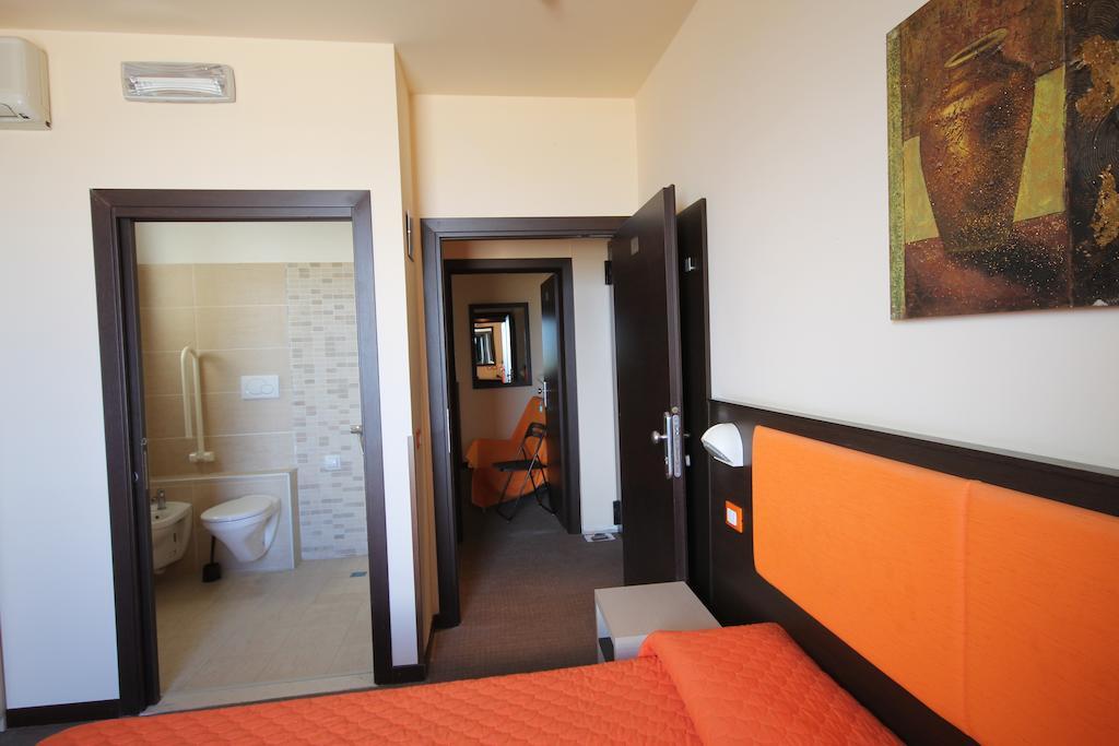 Hotel Belvedere Spiaggia Римини Номер фото